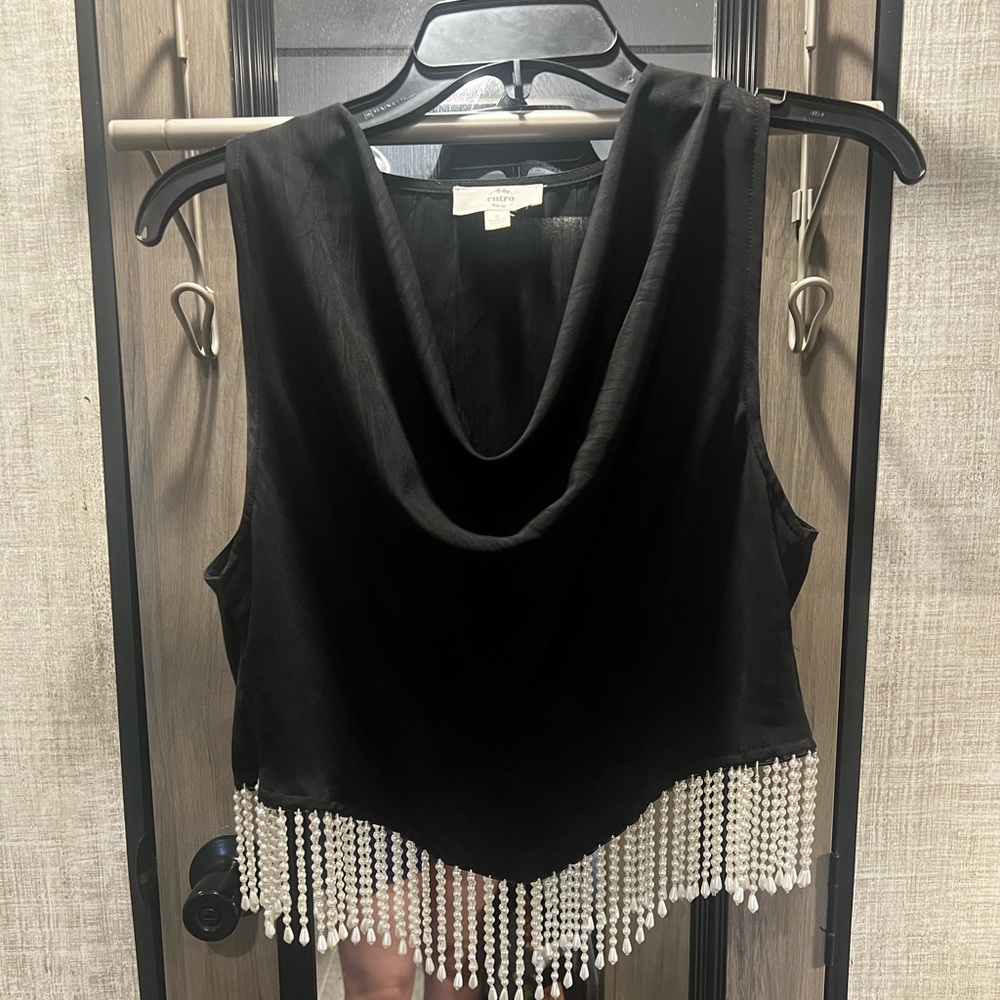 Black Entro top with pearl detail